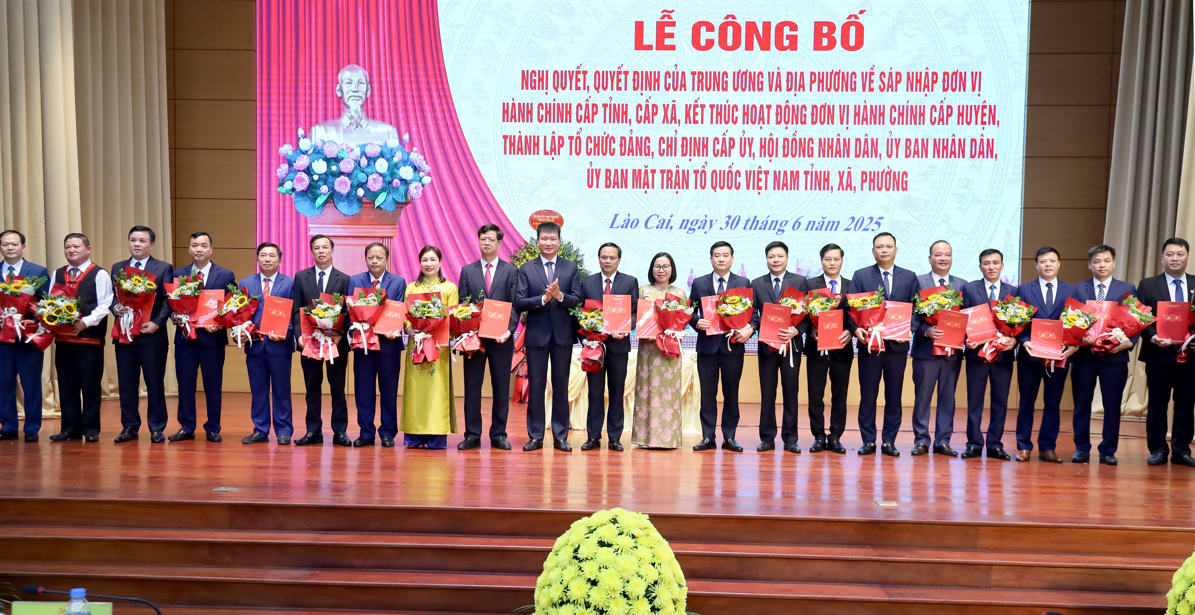 Đồng chí Trần Huy Tuấn - Phó Bí thư Tỉnh ủy, Chủ tịch UBND tỉnh trao Quyết định và tặng hoa chúc mừng Bí thư các xã, phường